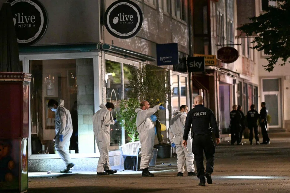 Polis forensik menyiasat kawasan di mana sekurang-kurangnya tiga orang maut dan beberapa orang lain cedera kerana diserang dengan pisau oleh seorang lelaki, ketika satu acara perayaan pada 23 Ogos di Solingen, Jerman.