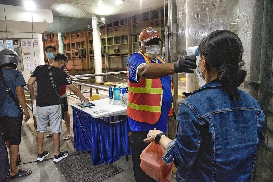 LANGKAH SELAMAT DIPERKETAT: Pelabuhan Perikanan Jurong (JFP) dibuka semula Sabtu lalu pada 3 petang, setelah ditutup dua minggu. Langkah pengurusan selamat untuk masuk diperketat bagi pegerai dan pengunjung perdagangan. - Foto BH oleh DESMOND WEE