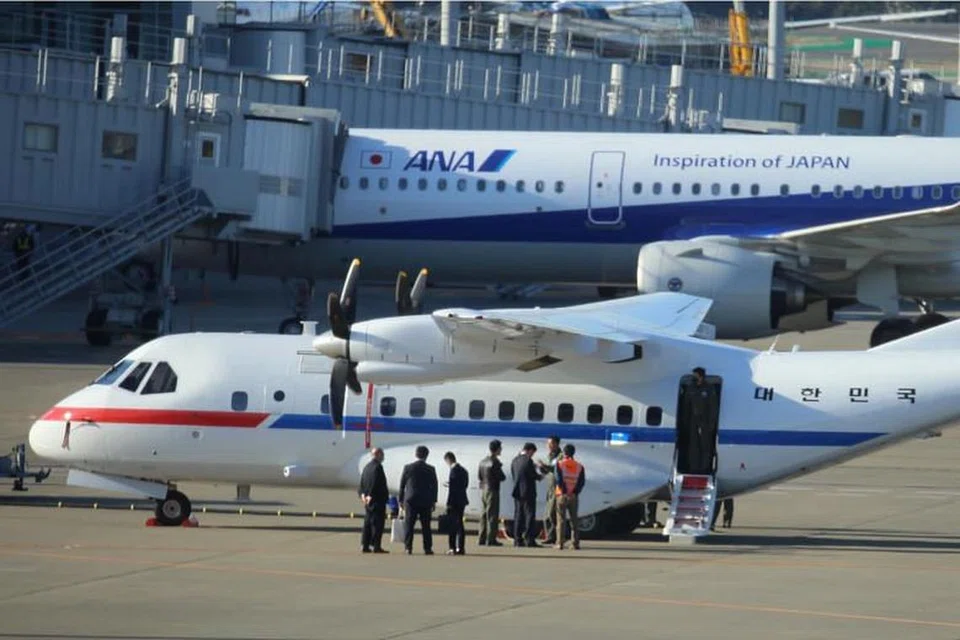 Pesawat Angkatan Udara VCN-235 yang telah dikerah membawa pulang warga Korea Selatan yang berada dalam kapal pesiaran Diamond Princess. FOTO: EPA-FREE