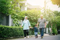 NIKMATI ZAMAN PERSARAAN: Dengan perancangan kewangan yang baik, pesara berpeluang menikmati zaman senja dengan lebih sejahtera. - Foto ISTOCKPHOTO