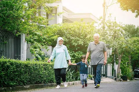 NIKMATI ZAMAN PERSARAAN: Dengan perancangan kewangan yang baik, pesara berpeluang menikmati zaman senja dengan lebih sejahtera. - Foto ISTOCKPHOTO
