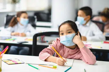KURANG SELESA: Kanak-kanak mendapati sukar untuk belajar membaca ekspresi wajah apabila setengah wajahnya ditutupi pelitup. Kurangnya interaksi sosial pada tahun lalu juga didapati mungkin menyumbang kepada peningkatan perasaan gelisah terhadap orang yang tidak dikenali dalam kalangan kanak-kanak, kata pakar pediatrik. - Foto ISTOCKPHOTO 