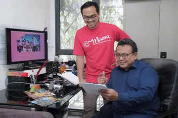KONGSI KEINDAHAN SENI DAN BUDAYA: Walaupun terjejas akibat penularan Covid-19 di Singapura, Encik Azrin (kanan) berkata beliau masih gembira dapat terus berkongsi keindahan budaya kita bersama Encik Dinie Dasuki Osman, pengurus operasi Era Dance Theatre Pte Ltd melalui seni persembahan dalam talian. - Foto BH oleh GAVIN FOO