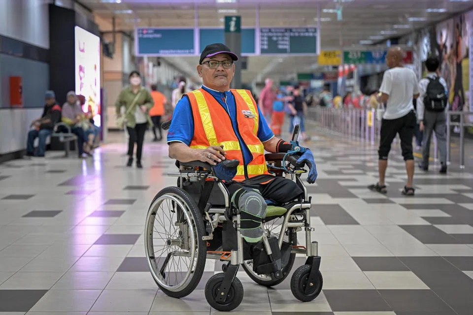 Encik Sazali Ismail bekerja sebagai rakan perjalanan atau travel buddy di Pusat Tukaran Bas Boon Lay. Beliau menggunakan kerusi roda setelah kedua-dua kakinya dipotong akibat jangkitan kuman 10 tahun lalu.