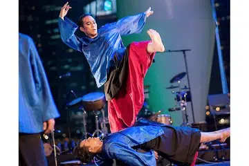 LANGKAH SENI: Penari dari Era Dance Theatre dalam satu persembahan kontemporari dalam Festival Muara tahun lalu. - Foto EDT