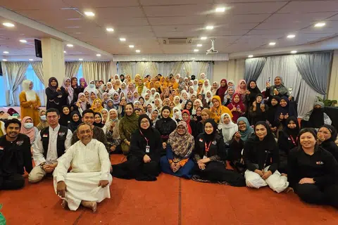 Syarikat pelancongan Pos TKI Travel & Tours Pte Ltd, menawarkan pakej umrah yang pertama buat pembantu migran di Singapura. Foto menunjukkan sesi ceramah persiapan umrah bimbingan Ustazah Kalthom Isa (baris depan, empat dari kanan), yang diadakan pada 14 Julai 2024 dan turut menampilkan Pengarah Urusan syarikat tersebut, Encik Mohamed Anwar Tahar (paling depan). 