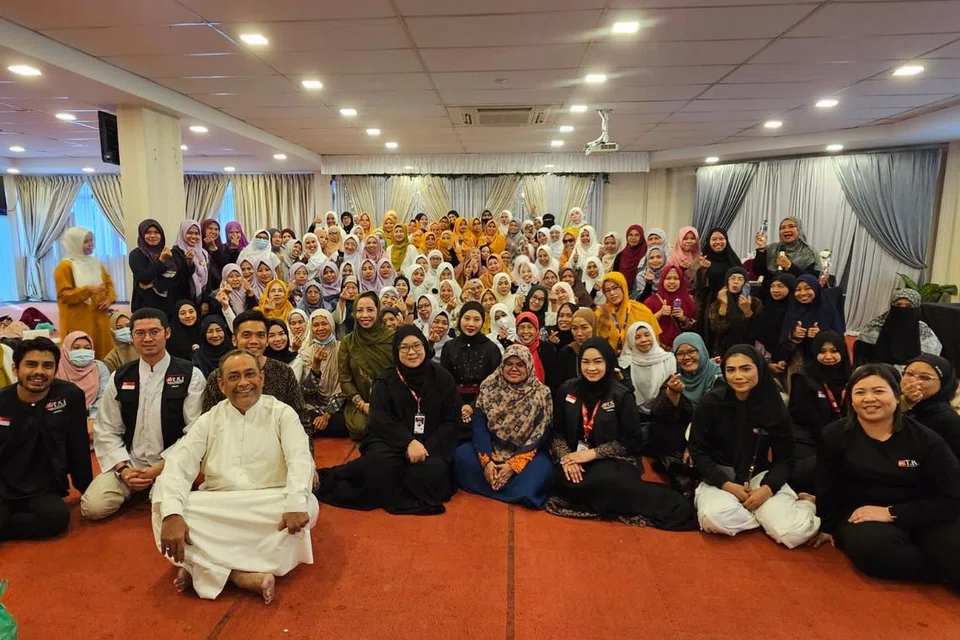 Syarikat pelancongan Pos TKI Travel & Tours Pte Ltd, menawarkan pakej umrah yang pertama buat pembantu migran di Singapura. Foto menunjukkan sesi ceramah persiapan umrah bimbingan Ustazah Kalthom Isa (baris depan, empat dari kanan), yang diadakan pada 14 Julai 2024 dan turut menampilkan Pengarah Urusan syarikat tersebut, Encik Mohamed Anwar Tahar (paling depan). 