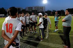 KATA-KATA SEMANGAT: Ketua jurulatih Tohari Paijan (tengah) memberikan kata-kata perangsang kepada pasukan mudanya yang bersiap bagi cabaran Piala Emas Raja-Raja yang bermula bulan depan. Bersama dalam gambar ialah (dari kanan) pengurus pasukan, Shahri Rahim, dan dua penolong jurulatih, Fathi Yunos dan Shaharudin Ismail. - Foto KHALID BABA