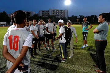 KATA-KATA SEMANGAT: Ketua jurulatih Tohari Paijan (tengah) memberikan kata-kata perangsang kepada pasukan mudanya yang bersiap bagi cabaran Piala Emas Raja-Raja yang bermula bulan depan. Bersama dalam gambar ialah (dari kanan) pengurus pasukan, Shahri Rahim, dan dua penolong jurulatih, Fathi Yunos dan Shaharudin Ismail. - Foto KHALID BABA
