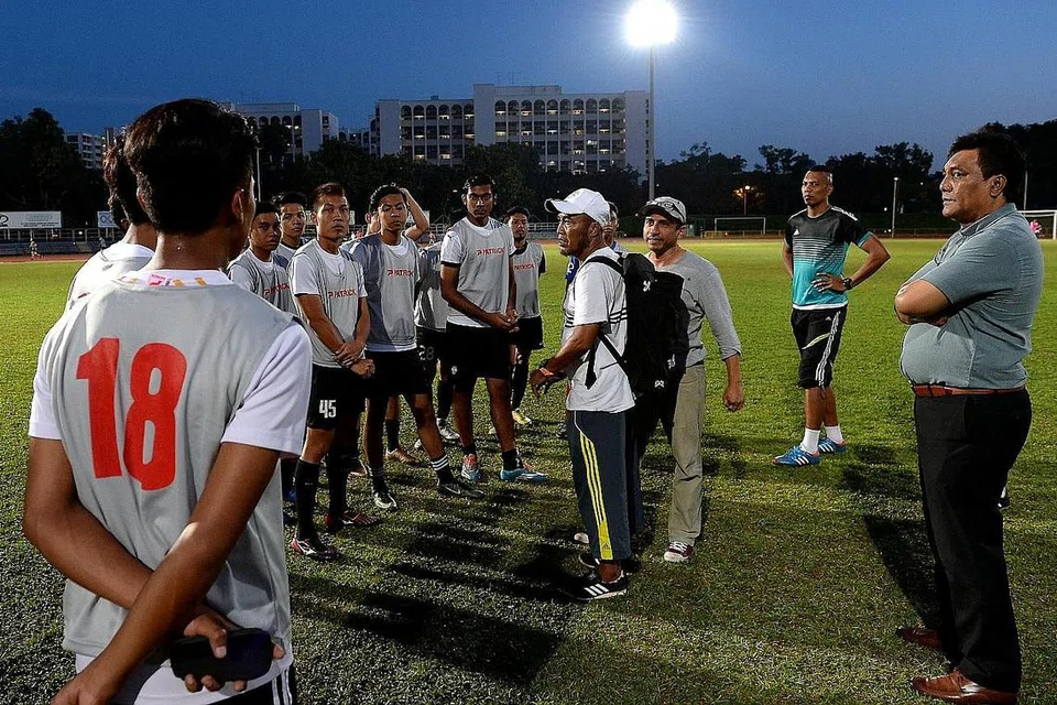 KATA-KATA SEMANGAT: Ketua jurulatih Tohari Paijan (tengah) memberikan kata-kata perangsang kepada pasukan mudanya yang bersiap bagi cabaran Piala Emas Raja-Raja yang bermula bulan depan. Bersama dalam gambar ialah (dari kanan) pengurus pasukan, Shahri Rahim, dan dua penolong jurulatih, Fathi Yunos dan Shaharudin Ismail. - Foto KHALID BABA