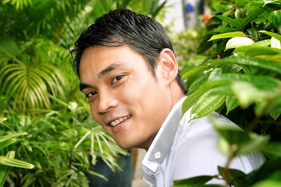 MEMENUHI WATAK: Hisyam mendapat bimbingan seorang ustaz untuk menyelia kelancarannya memetik surah-surah tertentu Al-Quran yang digunakan untuk drama Imam Mudaku Romantik. - Foto fail