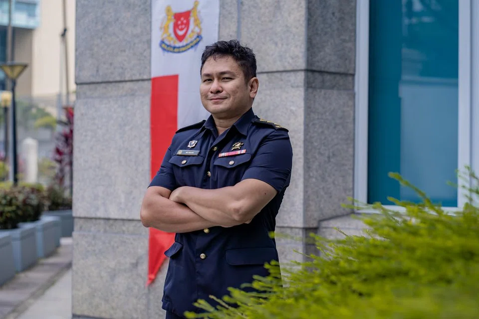 PEMBELAJARAN SEPANJANG HAYAT: Setelah hampir dua dekad berkerja di SCDF, Kapten (2) Mohamed Riduan Mohamed Akbar meraih Sarjana Pemasaran di SUSS. 