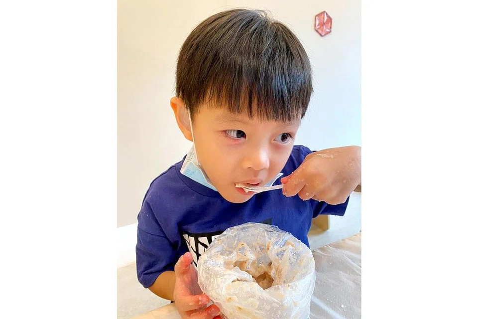  AIS KRIM AJAIB: Kanak-kanak akan terpesona apabila rahsia buat aiskrim tidak cair didedahkan. - Foto PLAIN AS PLAY 