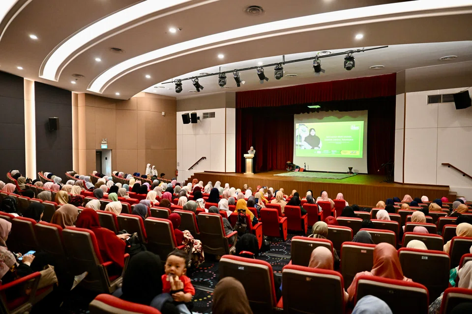 Ketua Pegawai Eksekutif Pergas, Ustazah Nurdiana Hanim Abdul Rahman., semasa menyampaikan ucapan di Majlis Selawat Perdana, sebuah acara pengumpulan dana khas bagi menyokong pembangunan Madrasah Alsagoff Al-Arabiah di The Chevrons pada 20 September.