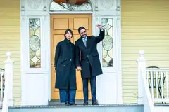 Datuk Bandar New York City, Zohran Mamdani, bersama isterinya, Rama Duwaji, bergambar selepas sidang media sempena hari perpindahan ke Gracie Mansion di New York City. Pasangan itu berpindah dari apartmen satu bilik di Queens ke kediaman rasmi di Upper East Side, Manhattan. Gracie Mansion telah menjadi kediaman kebanyakan datuk bandar New York City selama beberapa dekad.