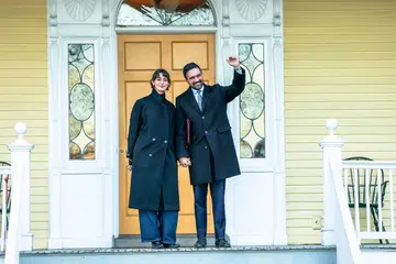 Datuk Bandar New York City, Zohran Mamdani, bersama isterinya, Rama Duwaji, bergambar selepas sidang media sempena hari perpindahan ke Gracie Mansion di New York City. Pasangan itu berpindah dari apartmen satu bilik di Queens ke kediaman rasmi di Upper East Side, Manhattan. Gracie Mansion telah menjadi kediaman kebanyakan datuk bandar New York City selama beberapa dekad.