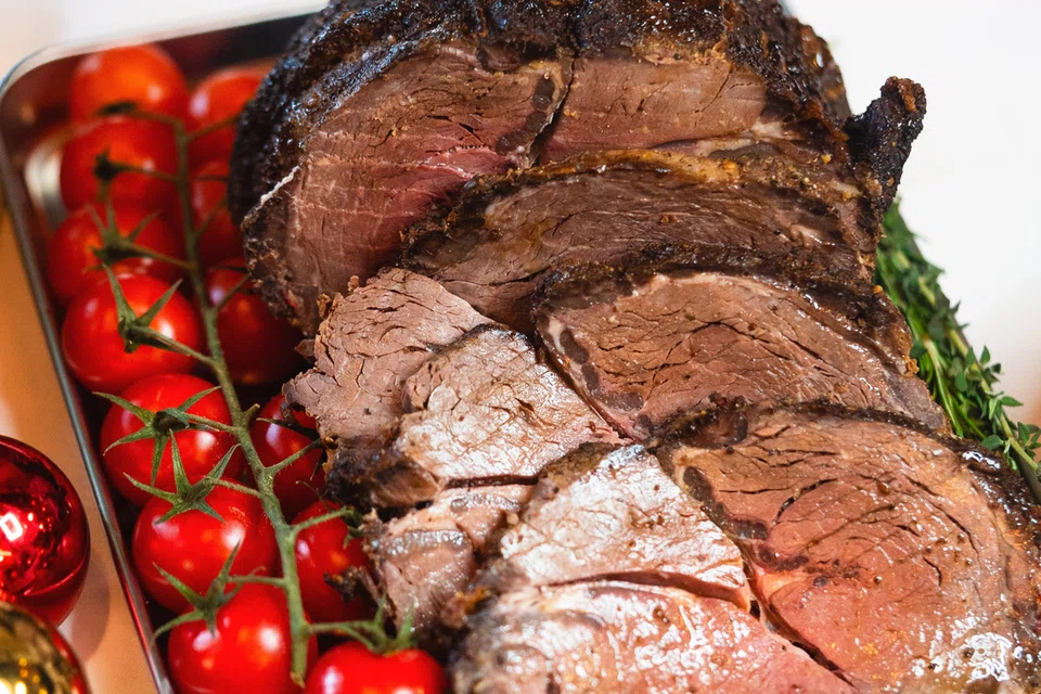 Roasted Beef Ribeye ($148) yang dihidang dengan ‘brown sauce’ pekat.