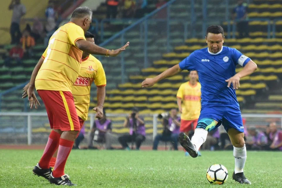 MASIH BERTENAGA: Fandi Ahmad (kanan) memimpin pasukan veteran dalam Piala Sultan Selangor. - Foto ZAINAL YAHYA