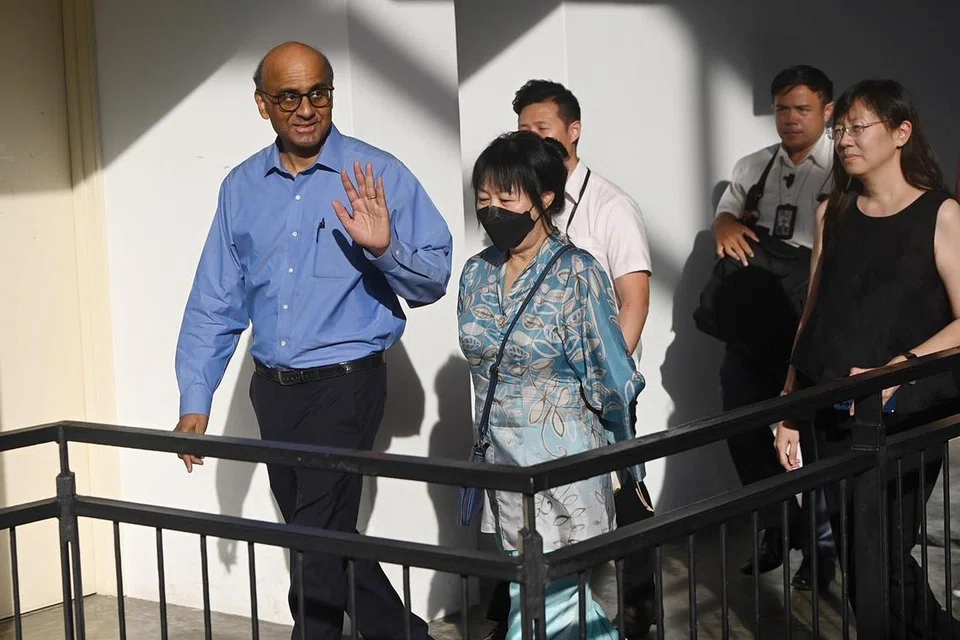 TEMU MEDIA: Encik Tharman Shanmugaratnam tiba di Pusat Masyarakat Taman Jurong bersama isterinya, Cik Jane Yumiko Ittogi pada Khamis, 8 Jun 2023.
