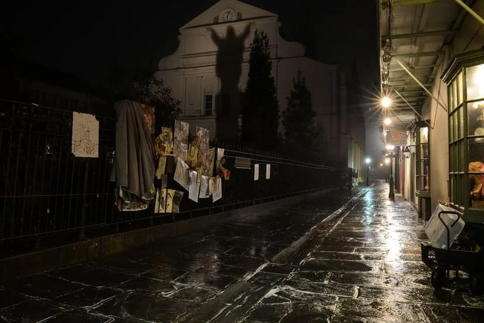 JALAN GELAP LAGI SUNYI: Di New Orleans, kawasan French Quarter berhampiran Hotel St Pierre mengundang rasa seram sejuk pengunjung apabila pemandu pelancong membuka selembar kisah sejarah hantu yang menyeramkan dalam sesi jejak hantu.