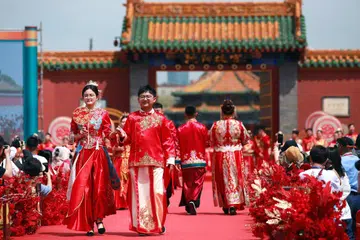 PERKAHWINAN BERAMAI-RAMAI: Pasangan pengantin di majlis perkahwinan beramai-ramai di Shenyang, di wilayah Liaoning, timur-laut China. 