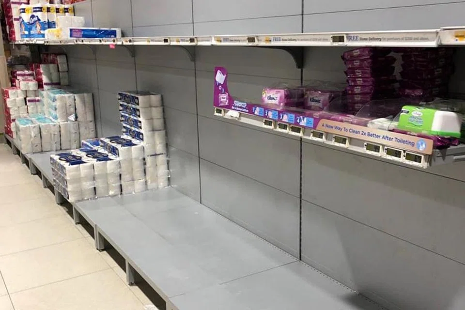 JAGA KEPERLUAN UMUM: Menimbun dianggap bersalah kerana perbuatan itu boleh menzalimi dan memudaratkan orang lain yang juga memerlukannya. Gambar yang diambil pada 7 Februari lalu di pasar raya NTUC FairPrice Finest di Bukit Timah Plaza ini menunjukkan rak-rak yang kosong ekoran perbuatan menimbun oleh pembeli. 