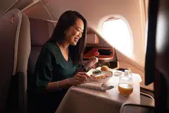 LEPAS RINDU NAIK PESAWAT: Restoran A380 @Changi di mana pelanggan boleh menjamu selera dalam pesawat A380, yang ditempatkan di Lapangan Terbang Changi, pada 24 dan 25 Oktober. - Foto SINGAPORE AIRLINES