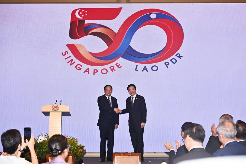 Perdana Menteri, Encik Lawrence Wong (kanan), menyambut Perdana Menteri Laos, Dr Sonexay Siphandone, dalam  lawatan rasmi pertama beliau ke Singapura pada 9 Julai.