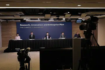 PELAN PENYELIDIKAN SINGAPURA: Timbalan Perdana Menteri Heng Swee Keat (tengah) membentangkan pelan RIE2025 dalam satu sidang media yang turut dihadiri (dari kiri) Menteri Kemampanan dan Sekitaran Grace Fu, Menteri Perdagangan dan Perusahaan Chan Chun Sing, Menteri Pendidikan Lawrence Wong serta Menteri Perhubungan dan Penerangan S Iswaran semalam. - Foto BH oleh ONG WEE JIN