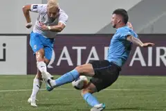 Pemain Sydney FC, Alexandar Popovic (kanan), cuba menyekat tendangan pemain tengah Lion City Sailors, Lennart Thy, semasa perlawanan pertama peringkat separuh akhir Liga Juara-Juara Asia 2, di Stadium Jalan Besar, pada 9 April.