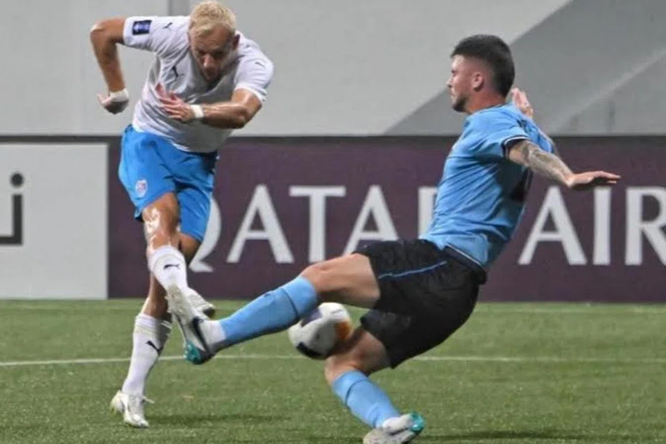Pemain Sydney FC, Alexandar Popovic (kanan), cuba menyekat tendangan pemain tengah Lion City Sailors, Lennart Thy, semasa perlawanan pertama peringkat separuh akhir Liga Juara-Juara Asia 2, di Stadium Jalan Besar, pada 9 April.