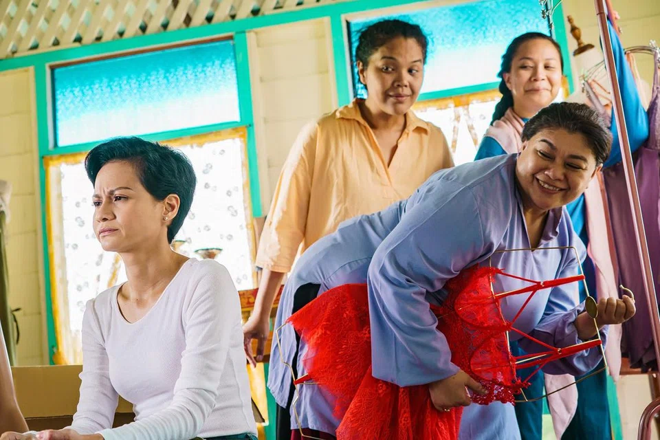 TIDAK KERING GUSI: Filem ‘La Luna’ yang bermakna bulan dalam bahasa Sepanyol, dibintangi Sharifah Amani selaku Hanie Abdullah (kiri). Beliau menyelongkar isu seksualiti wanita secara bersahaja sehingga ramai di panggung ketawa berdekah-dekah. 