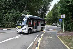 KHIDMAT BAS AUTONOMI: Pengunjung ke Sentosa akan berupaya menggunakan telefon bimbit mereka untuk menempah perjalanan bas ulang-alik berautonomi dari Isnin depan untuk membawa mereka ke destinasi popular seperti pantai Siloso dan Tanjong. - Foto BH oleh NG SOR LUAN
