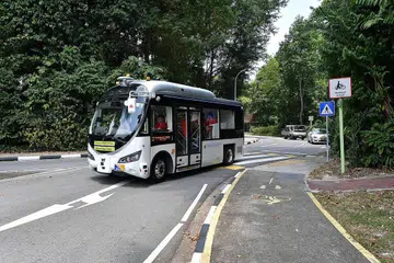 KHIDMAT BAS AUTONOMI: Pengunjung ke Sentosa akan berupaya menggunakan telefon bimbit mereka untuk menempah perjalanan bas ulang-alik berautonomi dari Isnin depan untuk membawa mereka ke destinasi popular seperti pantai Siloso dan Tanjong. - Foto BH oleh NG SOR LUAN