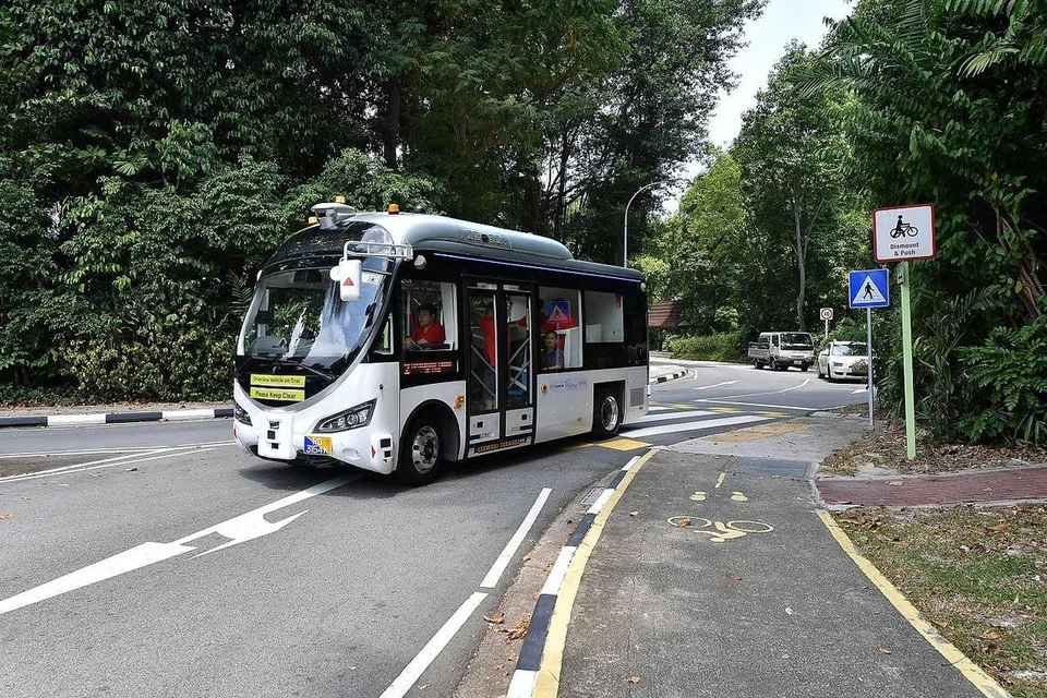 KHIDMAT BAS AUTONOMI: Pengunjung ke Sentosa akan berupaya menggunakan telefon bimbit mereka untuk menempah perjalanan bas ulang-alik berautonomi dari Isnin depan untuk membawa mereka ke destinasi popular seperti pantai Siloso dan Tanjong. - Foto BH oleh NG SOR LUAN