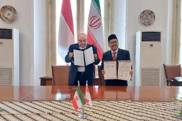 Menandatangani perjanjian kerjasama untuk jaminan produk halal antara kerajaan Indonesia dan Iran.