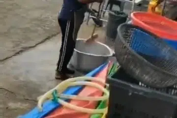 Seorang lelaki dipercayai pekerja sebuah gerai makanan di Pahang dirakam mencuci periuk menggunakan penyapu.