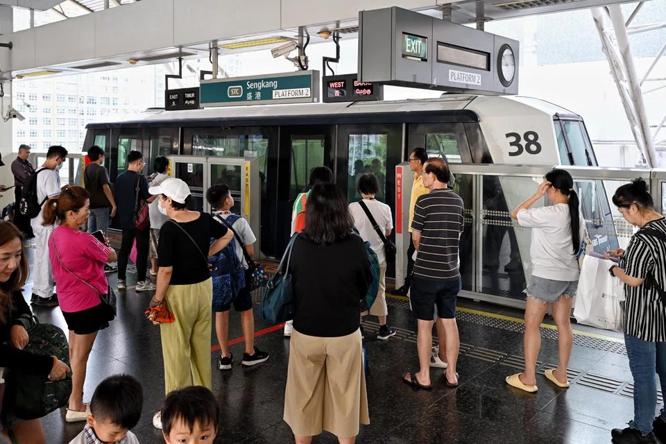 Penumpang menaiki kereta api LRT di stesen LRT Sengkang.