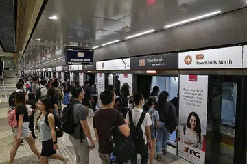 TAMBANG NAIK: Tambang bas dan kereta api di Singapura akan naik sehingga lima sen mulai 26 Disember disebabkan peningkatan harga tenaga. Namun pemerintah akan menawarkan bantuan dalam bentuk 600,000 baucar bernilai $30 setiap satu untuk diagihkan kepada isi rumah berpendapatan rendah. - Foto fail