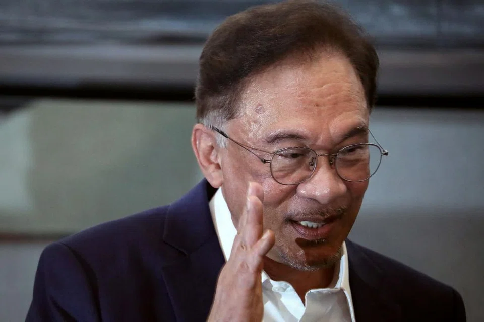 Datuk Seri Anwar Ibrahim dijadual mengadap Yang di-Pertuan Agong Sultan Abdullah Ri'ayatuddin Al-Mustaffa Billah Shah pada 13 Oktober ini. - FOTO: REUTERS