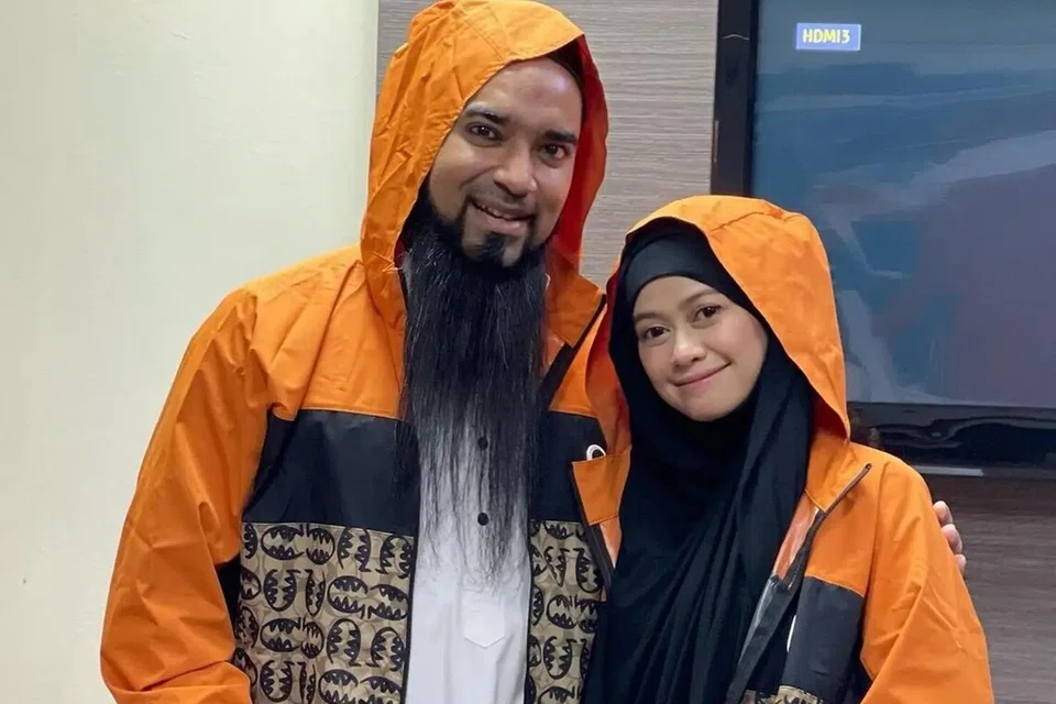 Usahawan, Datuk Seri Mahadi Badrul Zaman (kiri), meminta jasa baik kerajaan Malaysia menyegerakan proses mengembalikan isterinya, Datin Heliza Helmi, dan aktivis lain, yang ditahan tentera Israel, ketika dalam perjalanan ke Gaza.