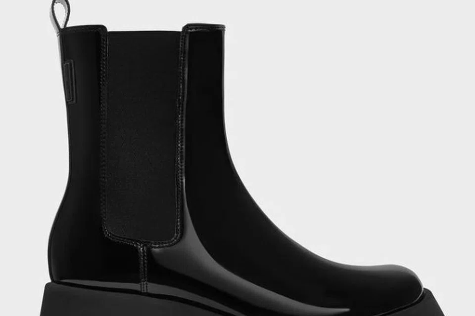 Dengan harga $67.10, but hujan bertumit rendah, dengan sisinya yang elastik,  ‘Chelsea Giselle’ daripada Charles and Keith ini sesuai untuk dipadankan dengan pelbagai gaya, menjadikannya pilihan serba guna untuk gaya kasual atau formal.
