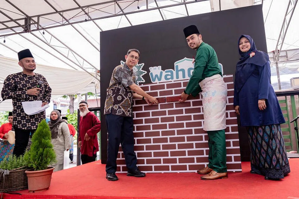  Tetamu terhormat, Dr Faishal Ibrahim (tiga dari kanan) dan presiden Persatuan Muhammadiyah, Ustaz Md Azri Azman (dua dari kanan) meletakkan batu bata sebagai simbol pelancaran Projek Wahdah yang bertujuan menaik taraf ibu pejabat persatuan tersebut.