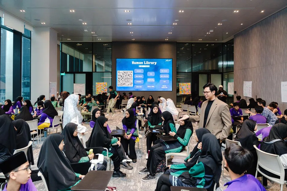 Lebih 160 pelajar dari tiga madrasah sepenuh masa dan mentor merentasi 10 sektor berbeza serta Kelab Mendaki (MClub) berhimpun bagi berkongsi ilmu sebagai sebahagian daripada bengkel, ‘EXPLORE@Madrasah’ pada 12 Julai di Guoco Midtown, di Beach Road.