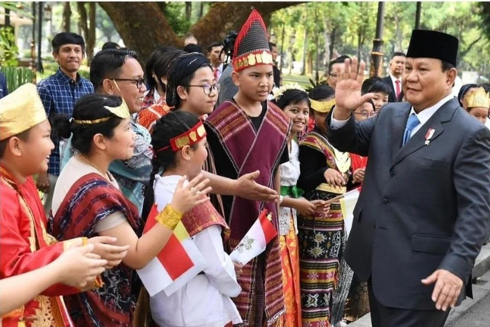 Encik Prabowo Subianto (kanan) mahu anggota parti Gerindra memberikan komitmen kepada rakyat yang telah memilih mereka.
