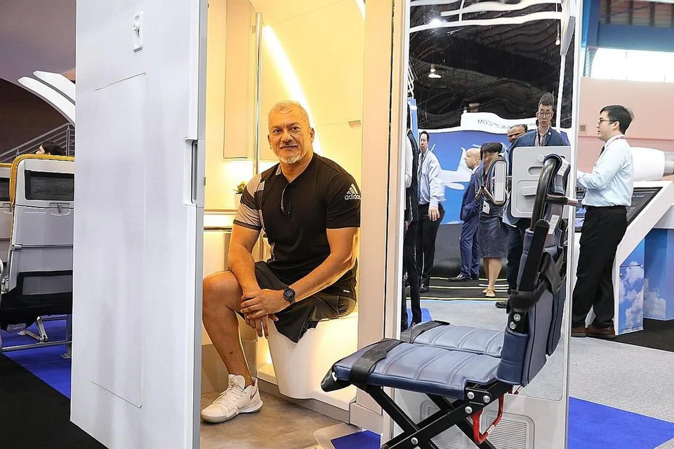 MESRA WARGA KURANG UPAYA: Cabaran bagi pengguna kerusi roda apabila menaiki kapal terbang adalah tandas pesawat yang terlalu kecil bagi kerusi roda. Kini sebuah tandas baru rekaan ST Engineering boleh menawarkan huraian. Tandas baru itu, apabila diperluas, menawarkan pengguna 40 peratus lebih banyak ruang berbanding dengan tandas biasa dan boleh memuatkan kerusi roda. Syarikat penerbangan umumnya tidak membenarkan kerusi roda berkuasa bateri di kabin kerana ia terlalu besar dan berat. Tandas juga mempunyai ciri mesra pengguna untuk orang kurang upaya, seperti palang pemegang dan sinki yang lebih rendah supaya pengguna boleh mencuci tangan sambil duduk di tandas. Diberi mana Access, ia disebut ST Engineering sebagai tandas yang boleh diluaskan pertama di dunia. - Foto 