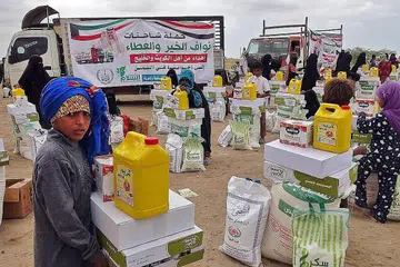 BANTUAN MAKANAN: Penduduk kampung Hays, di wilayah Hodeida di barat Yaman, menerima bekalan makanan yang disumbangkan oleh sebuah pertubuhan amal dari Kuwait, pada 22 Februari lalu. PBB menganggarkan lima juta rakyat Yaman "tinggal setapak lagi sebelum mengalami kebuluran". - Foto AFP