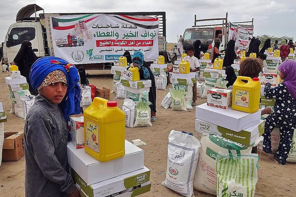 BANTUAN MAKANAN: Penduduk kampung Hays, di wilayah Hodeida di barat Yaman, menerima bekalan makanan yang disumbangkan oleh sebuah pertubuhan amal dari Kuwait, pada 22 Februari lalu. PBB menganggarkan lima juta rakyat Yaman "tinggal setapak lagi sebelum mengalami kebuluran". - Foto AFP