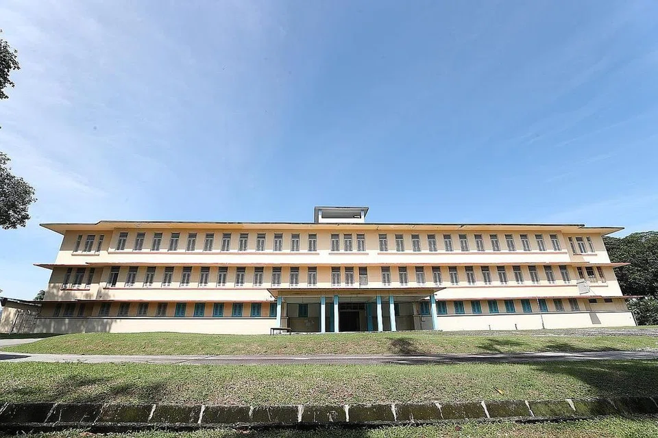 TAPAK BERSEJARAH: Bangunan lama Hospital View Road (gambar atas) yang turut mempunyai kemudahan pejabat kalis bom.