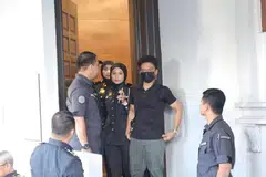 Warga Singapura, Mohamed Nuh Qurasaini Kayat (memakai pelitup muka hitam) merupakan warga Singapura pertama yang didakwa di mahkamah selepas undang-undang baru Malaysia mengenai kesalahan membuang sampah merata-rata berkuat kuasa pada 1 Januari.